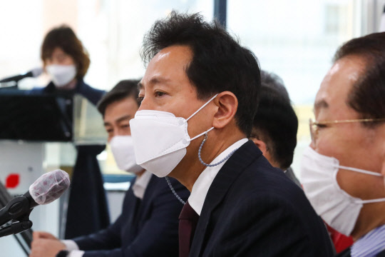 오세훈 국민의힘 서울시장 보궐선거 후보가 지난 3월17일 서울 여의도 국민의힘 중앙당사에서 열린 서울 국회의원 및 당협위원장 연석회의에서 인사말을 하고 있다.[사진=연합뉴스]